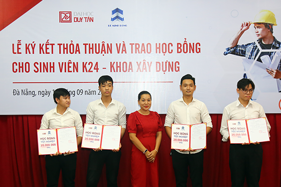 Sinh viên Đại học Duy Tân nhận học bổng từ Doanh nghiệp Xây dựng