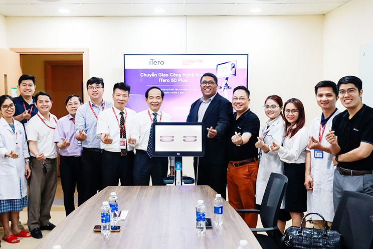Đại học Duy Tân tiên phong “nhập khẩu” máy Scan iTero 5D Plus đào tạo ngành Bác sĩ Răng-Hàm-Mặt